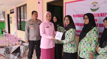 Kapolres Nganjuk Serahkan Bantuan Drum Band untuk TK Kemala Bhayangkari 50 dan 51