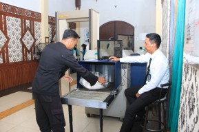 Deteksi Dini Barang Terlarang, Lapas Kelas I Madiun Perketat Pemeriksaan Barang Bawaan Pengunjung melalui X - Tray