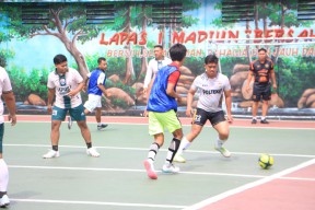 Bangun Hubungan Humanis, Pegawai dan Warga Binaan Lapas I Madiun Bertanding Futsal