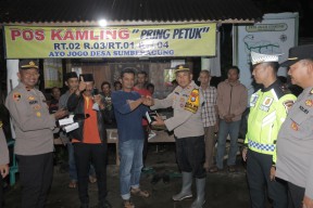 Tingkatkan Keamanan Lingkungan, Kapolres Blitar Salurkan Sarana Kontak HT untuk Poskamling