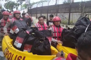 Polri Bersihkan Area Terdampak Banjir Bandang di Kampung Tengah Kecamatan Palembayan Agam Sumbar