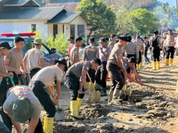 Polri Bergerak Tangani Banjir Cakung, Kerahkan 132 Personel, Perahu Taktis, Kendaraan 4x4, dan Dapur Lapangan Brimob