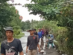 Gotong Royong Warga Perbaiki Solokan di Kampung Cinibung, Desa Kertajaya