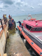 Evakuasi 5 Crew Tongkang TK. Indo Ocean Marine Berjalan Aman di Perairan Pulau Giliyang Sumenep