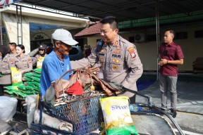 Polisi Peduli : Kapolres Mojokerto Kota Silaturahmi Salurkan Bantuan Sosial untuk Ojol dan Tukang Becak