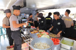Hari ke-6 Latsitardanus 2026, Taruna Akpol Masak di Dapur Lapangan untuk Ratusan Warga Aceh Tamiang