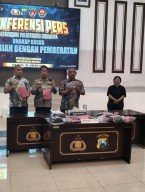Polrestabes Surabaya Ungkap Kasus Pencurian Emas oleh Empat WNA
