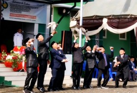 Upacara HAB ke-80 Kemenag Sampang di MAN 1: Lepas Merpati Sebagai Simbol Damai