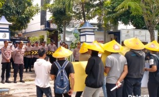 Dugaan Mafia Pupuk dan Hilangnya Aset Traktor, Dinas Pertanian Sampang Didemo Massa