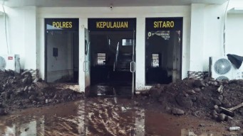 Diterjang Banjir Bandang, Markas Polresta Sitaro Porak Poranda Dipenuhi Lumpur dan Batu Besar