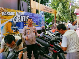 Pasang Alarm Gratis di Polsek Wonocolo Sepuluh Pendaftar Pertama Diberi Bonus Buah Durian