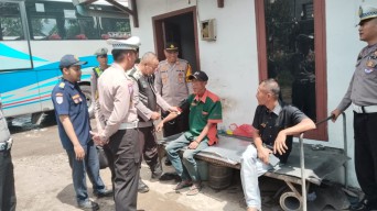 Polres Bondowoso Periksa Kesehatan Sopir Angkutan Umum di Hari Pertama Ops Keselamatan Semeru