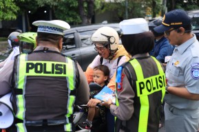 Satlantas Polres Gresik Gencarkan Edukasi Keselamatan, Pengguna Jalan Tertib Dapat Cokelat