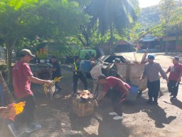 Gotong Royong Polres Trenggalek Bersihkan Area Pantai Mutiara Watulimo