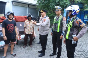 Aksi Humanis Operasi Keselamatan Semeru, Kapolres Gresik Bagikan Helm Gratis Pengemudi Becak Listrik