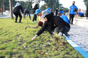 ASN Sidoarjo ramai-ramai Kerja Bakti Bersihkan alun-alun