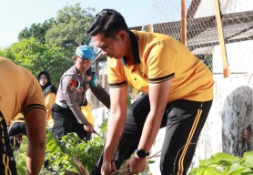 Polda Jatim Gelar Kerja Bakti Serentak Laksanakan Program Gerakan Indonesia Asri