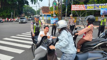 Polres Blitar Kota Edukasi Pengguna Jalan di Operasi Keselamatan Semeru Dengan Berbagi Sayur