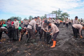 Polres Lumajang Gelar Aksi Bersih - bersih Wujudkan Pantai Watu Pecak Asri