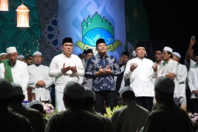Bupati Sidoarjo Hadiri Haul dan Harlah Pesantren Progresif Bumi Shalawat 2026, Ribuan Jamaah Lantunkan Sholawat