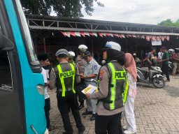 Pastikan Keselamatan Peziarah, Satlantas Polres Gresik Gelar Ramp Check Bus Pariwisata di Kawasan Sunan Giri