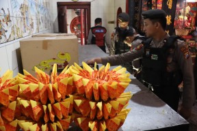 Berikan Rasa Aman Perayaan Imlek, Polres Pelabuhan Tanjung Perak Sterilisasi Klenteng.