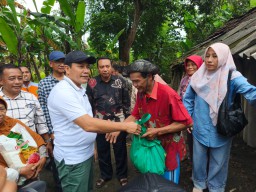Bupati Subandi serahkan bantuan Kursi Roda dan Rumah Tak Layak Huni untuk warga