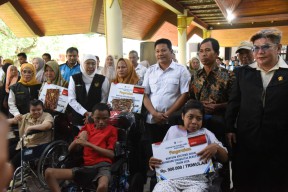 Gubernur Khofifah Salurkan Bansos Rp3,016 Miliar, Bupati Subandi Pastikan Tepat Sasaran