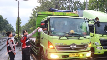 Patroli Takjil Polres Nganjuk, Tebar Kepedulian di Tengah Padatnya Arus Jelang Berbuka Nganjuk – Polres