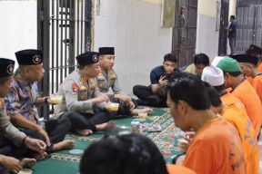 Kapolrestabes Surabaya Buka Puasa Bersama Tahanan, Wujud Kepedulian dan Pembinaan di Bulan Ramadan