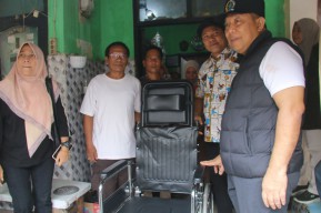 Bupati Subandi Serahkan Kursi Roda dan Pastikan Jaminan Kesehatan Sidoarjo