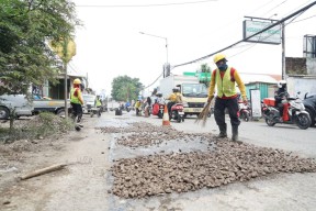 Bupati Subandi Pantau Terus Perbaikan Jalan Rusak di Sidoarjo