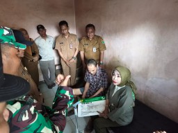 Meringankan Beban Warga, Wabup Sidoarjo Serahkan Bantuan Kursi Roda di Porong