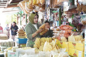 Wabup Mimik Idayana Sidak Harga Sembako dan Serap Aspirasi Pedagang di Pasar Porong