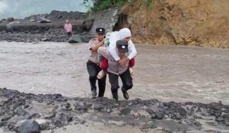 Aksi Heroik Polisi di Lumajang Gendong Siswa SD Seberangi Lahar Dingin Semeru