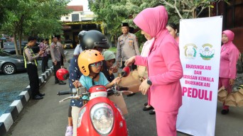 Berbagi Keceriaan Ramadhan, Polres Bangkalan dan Bhayangkari Bagikan Ratusan Takjil Kepada Pengguna Jalan