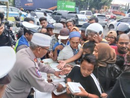 Kasat Lantas Polres Pelabuhan Tanjung Perak Gelar Bagi Takjil di Depan Pos Lantas Jalan Jakarta, Surabaya