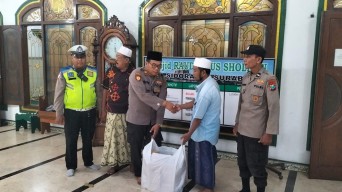 Polsek Semampir Berbagi Takjil ke Masjid Raudatul Sholihin, Wujud Kepedulian di Bulan Suci Ramadhan