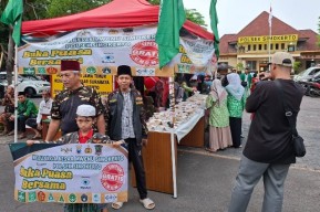 Gelar Buka Puasa Gratis, MWCNU dan Polsek Simokerto Sambut Hangat Pengguna Jalan