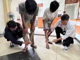 Sigap dan Teliti, Modus Tempel lakban Petugas Lapas I Madiun Gagalkan Penyelundupan 4 HP, 4 Charger oleh Dua Pengunjung