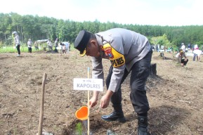Polres Bondowoso Turut Tanam 1.000 Pohon Jaga Keseimbangan Ekosistem, Gerakan Sedekah Oksigen HPN 2026