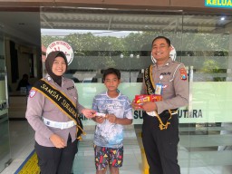 Semarak Hari Valentine, Aksi Simpatik Samsat Kenjeran Berbagi Cokelat untuk Wajib Pajak