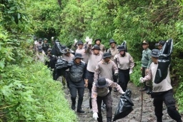 Gerakan Indonesia ASRI : Polres Magetan Gelar Korve di Jalur Pendakian Gunung Lawu
