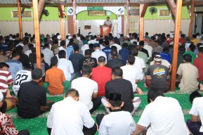 Khidmat dan Penuh Kekhusyukan, Warga Binaan Lapas I Madiun Laksanakan Sholat Tarawih Perdana