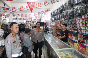 Sidak di Toko dan Pedagang Polres Sumenep Larang Warga Bermain Petasan