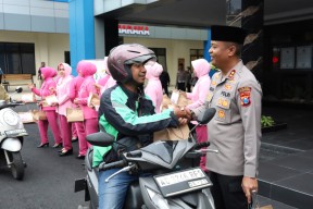 Polres Tulungagung Berbagi Takjil Kepada Pengguna Jalan Tebar Kebaikan di Bulan Ramadhan