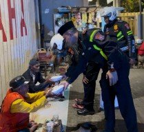 Polantas Menyapa Sahur Off The Road, Satlantas Polres Sumenep Bagikan Santap Sahur dan Edukasi Lalu Lintas