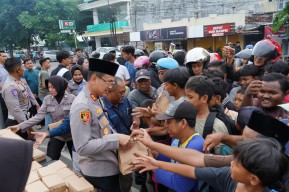 Polres Situbondo Bersama Insan Pers Berbagi Takjil Ratusan Bungkus Habis Dalam 10 Menit