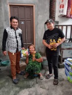 Jumat Kedua Ramadhan, SINTORA NEWS Salurkan 25 Paket Sembako untuk Warga Simokerto, Genteng, dan Semampir