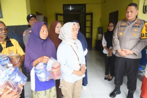 Polres Bondowoso Tunjukan kepedulian Kunjungi dan Serahkan Bingkisan Kepada Penghuni Panti Jompo UPT Tresna Werdha